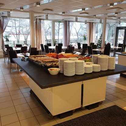 En fräsch och färgrik salladsbuffé med krispiga grönsaker, tillbehör och hembakat bröd